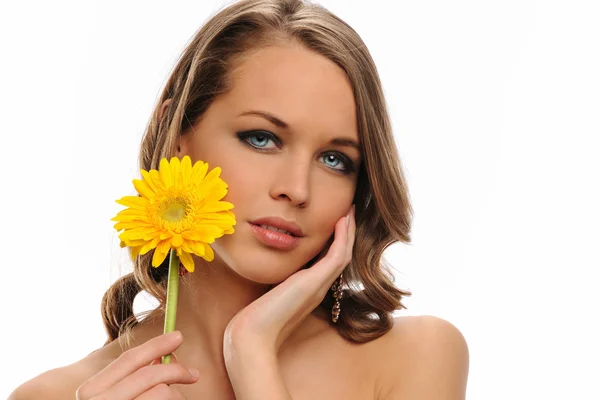黄色の花を保持している若い女性の肖像画 — ストック写真