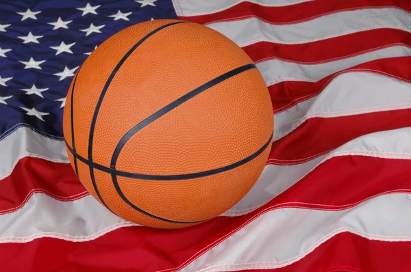 Баскетбол с американским флагом — стоковое фото