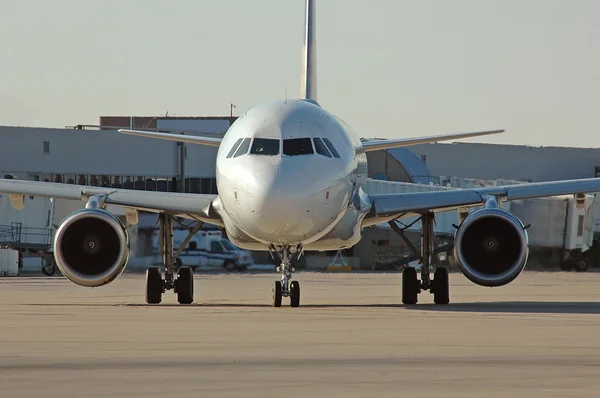 Commercial airliner taxiing at the airport — Stock Photo, Image