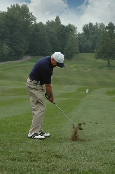 Golfer Teeing Off — Stock Photo, Image