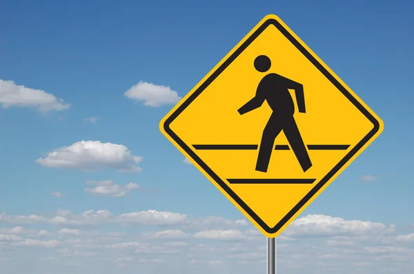 Fußgängerüberweg-Schild mit Wolken — Stockfoto