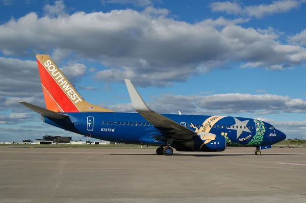 Southwest luchtvaartmaatschappijen vliegtuig op thetarmac — Stockfoto