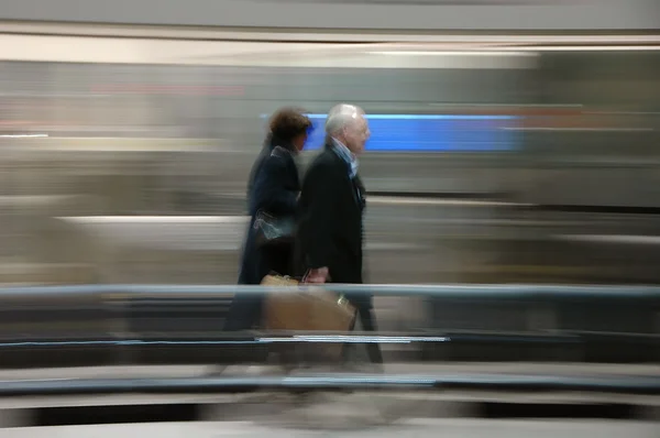 Passaengers at airport with motion blur — Stock Photo, Image