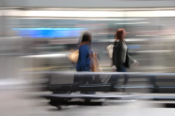 Bewegungsunschärfe der Passagiere am Flughafen — Stockfoto