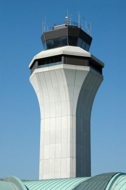 Mavi gökyüzü hava trafik kontrol kulesi