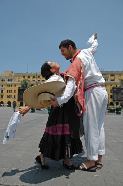 Koloni buildingsl lima Peru önünde marinera dansçılar