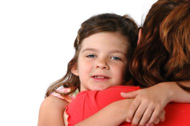 Kızı annesine sarılıyor.
