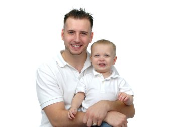 Baba ve oğlu beyaz giyen ve gülümseyerek
