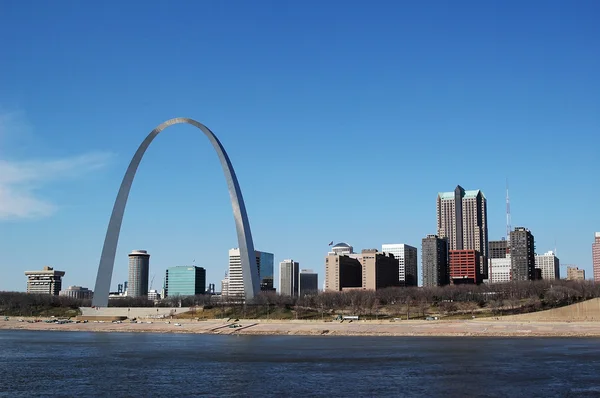 St. Louis Arch with skyline — стоковое фото