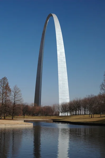 Saint Louis Arch med Blu Skies - Stock-foto