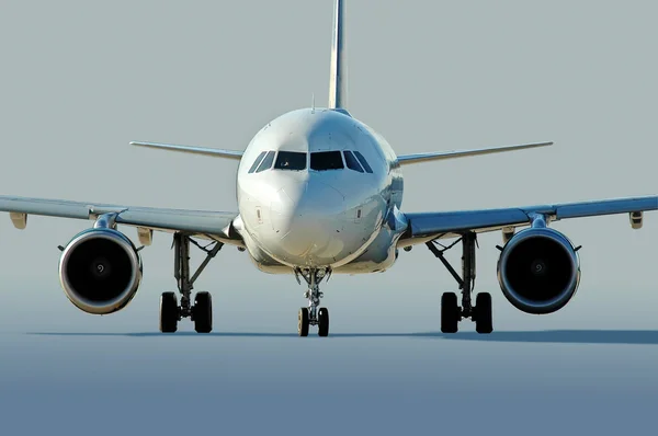 Verkehrsflugzeug rollt auf dem Flughafen — Stockfoto