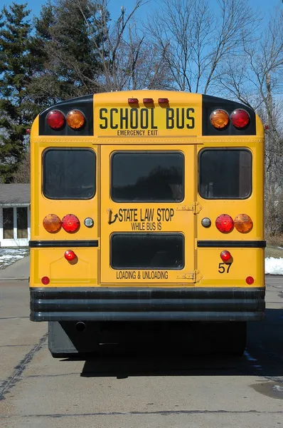 在附近的学校巴士 — 图库照片