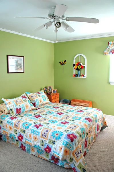 Slaapkamer ingericht in groene tinten — Stockfoto