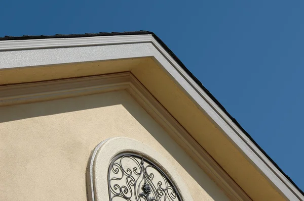 Dům střeše proti modré obloze — Stock fotografie