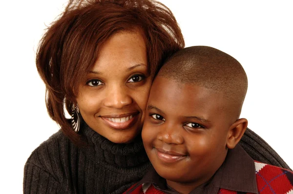 Afro-Amerikaanse moeder en zoon glimlachen — Stockfoto