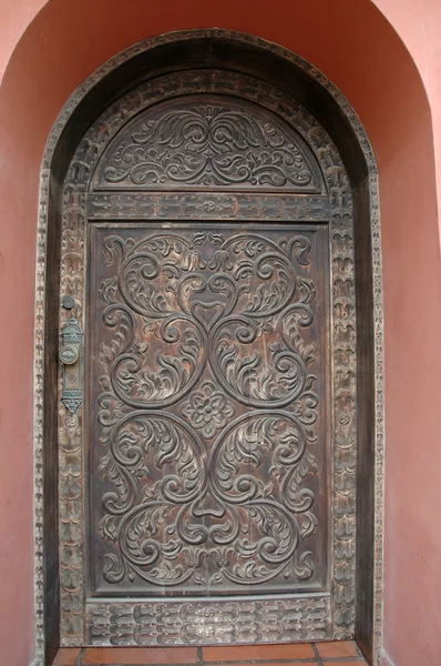 Puerta vieja con decoraciones hechas a mano — Foto de Stock