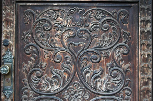 Detail of old door with decorations made by hand — Stock Photo, Image