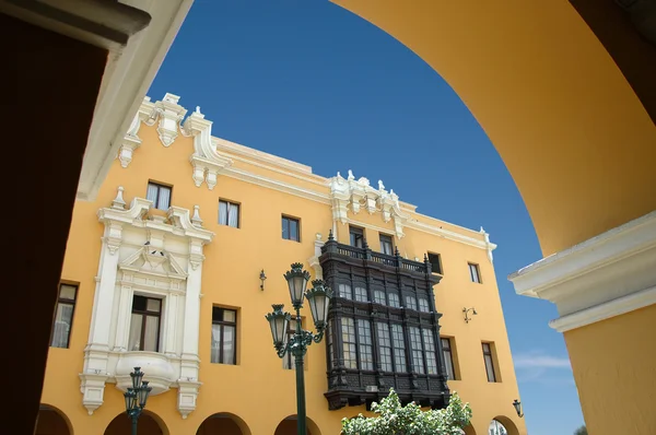 Vista del centro de Lima Perú con balcón colonial y calle lam — Foto de Stock