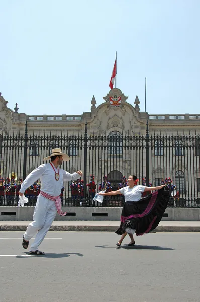 Lima Peru goberment Sarayı önünde marinera dansçılar — Stok fotoğraf