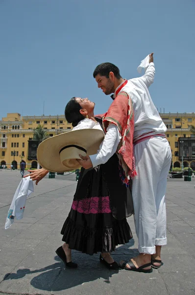 Marinera 在殖民地 buildingsl 在秘鲁利马的舞者 — 图库照片