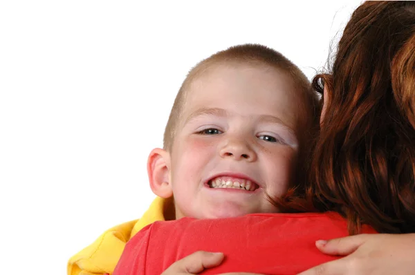 Sohn umarmt ihre Mutter — Stockfoto