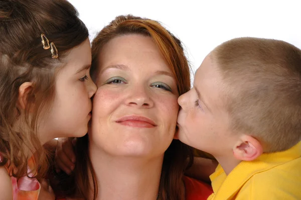 Filha e filho beijando a mãe — Fotografia de Stock