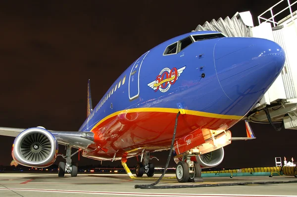 Southwest luchtvaartmaatschappijen vliegtuig bij de gate — Stockfoto