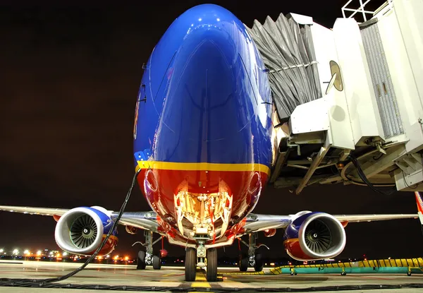 Southwest luchtvaartmaatschappijen vliegtuig bij de gate — Stockfoto