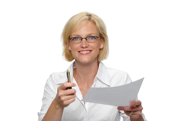 Empresária com papel e caneta — Fotografia de Stock