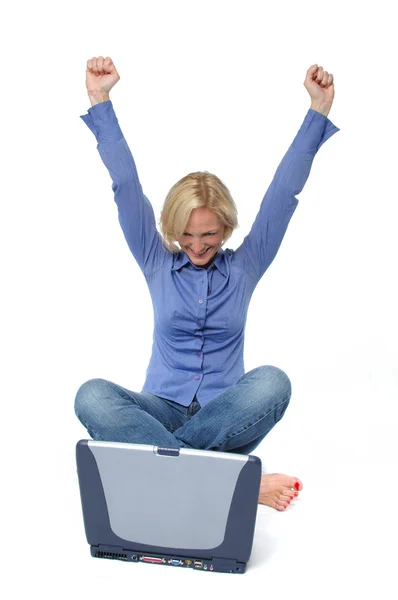 Atrakcyjny blond podekscytowany z laptopa — Zdjęcie stockowe