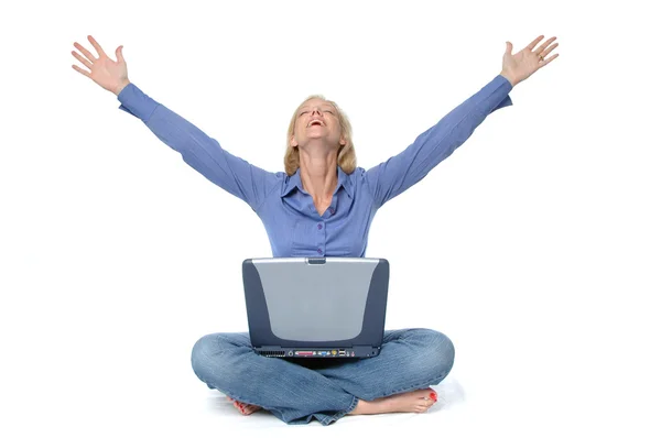 Attraktive Blondine auf dem Laptop feiert — Stockfoto