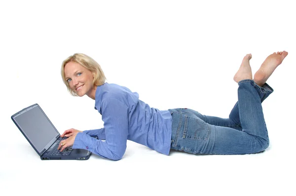 Aantrekkelijke blonde op de laptop — Stockfoto