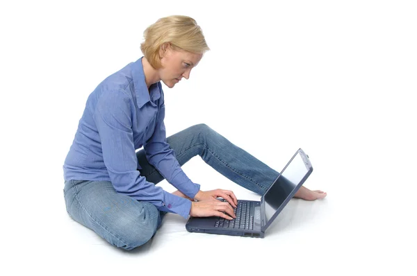 Aantrekkelijke blonde op de laptop — Stockfoto