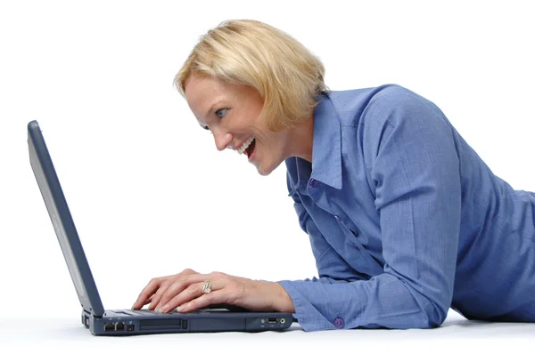 Aantrekkelijke vrouw enthousiast met een laptop — Stockfoto