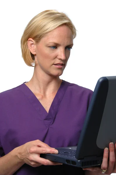 Médico olhando para um computador lap top — Fotografia de Stock