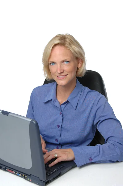 Zakenvrouw op haar Bureau een computer — Stockfoto