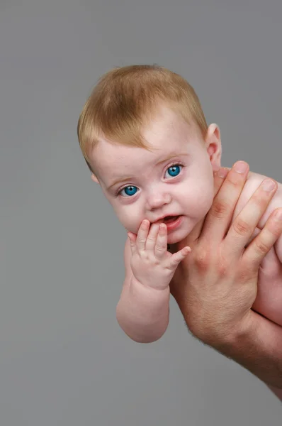 Babyl vastgehouden in papa — Stockfoto