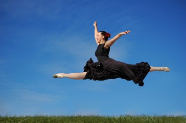 çimenlerin üzerinde dansçı jumpimp