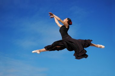 dansçı jumpimp mavi gökyüzü