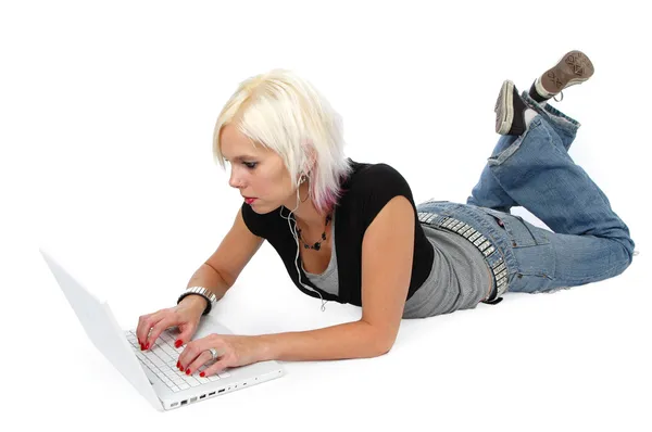 Menina loira nova com seu computador portátil — Fotografia de Stock