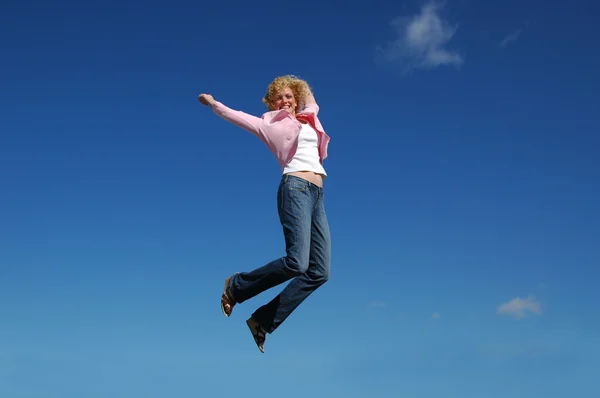 Salto donna in una giornata di sole — Foto Stock