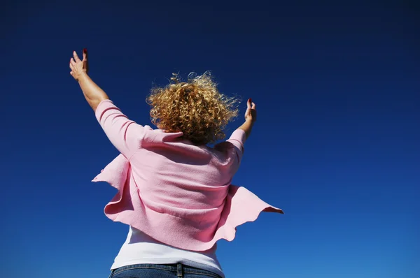 Woman with her arms wide open — Stock Photo, Image