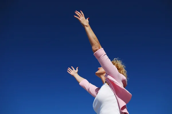 Woman with her arms wide open — Stock Photo, Image