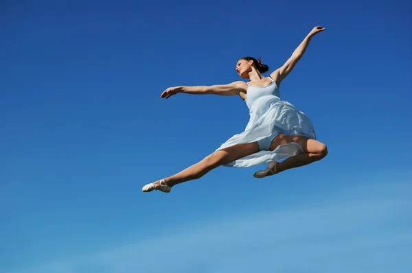 Bailarina realizando um salto — Fotografia de Stock