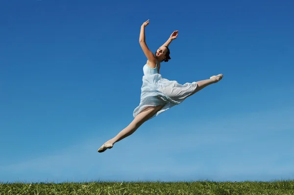 Saltando bailarina — Fotografia de Stock