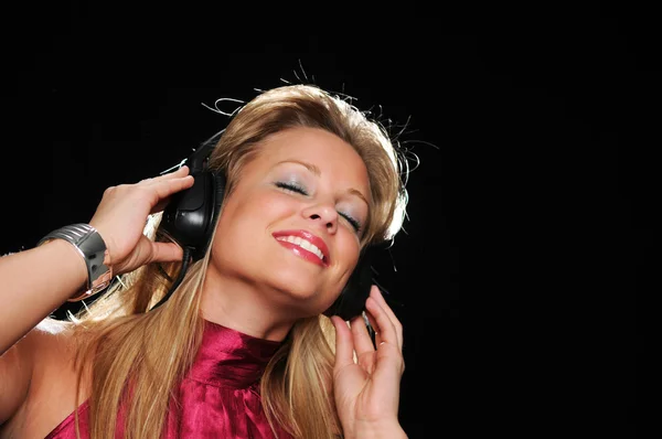 Genç kız kulaklıklarla müzik keyfi — Stok fotoğraf