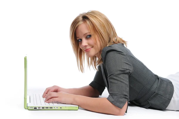 Jonge zakenvrouw met laptop — Stockfoto