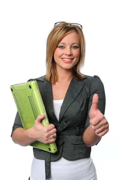 Jeune femme d'affaires avec ordinateur portable — Photo