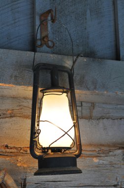 tahta duvardan asılı eski vintage lamba
