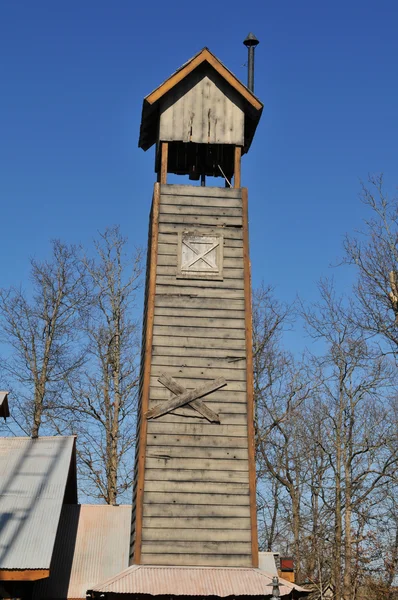 Wiejski wieża drewniana przeciw błękitne niebo — Zdjęcie stockowe